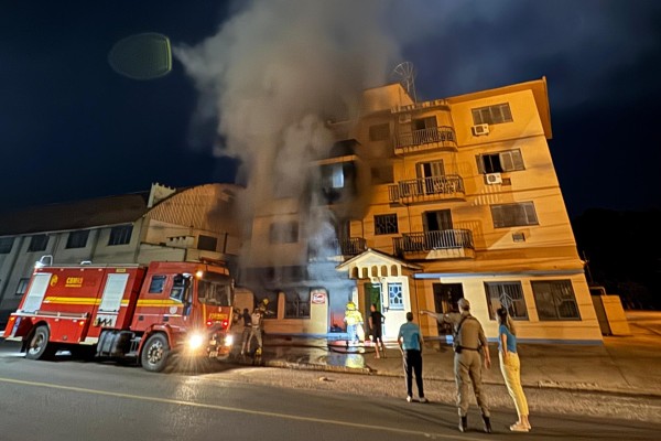 Bombeiros combatem incêndio em sala comercial