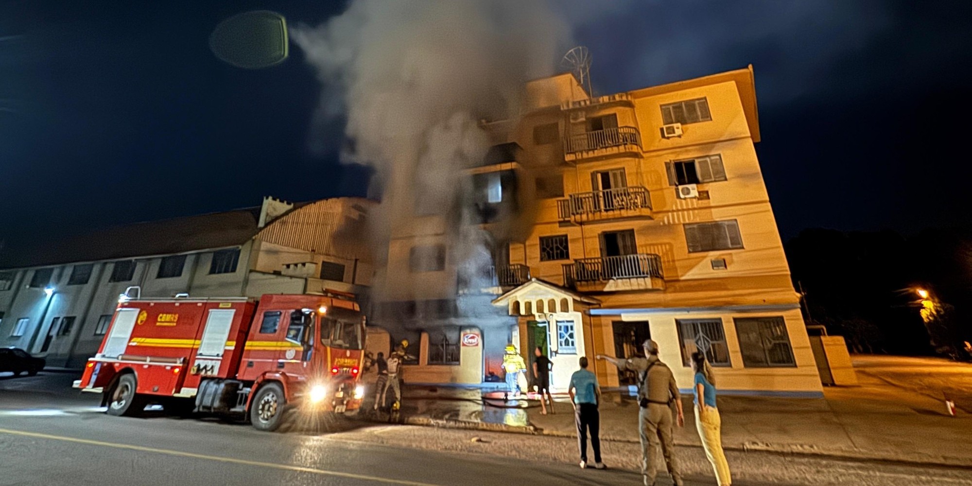 Bombeiros combatem incêndio em sala comercial