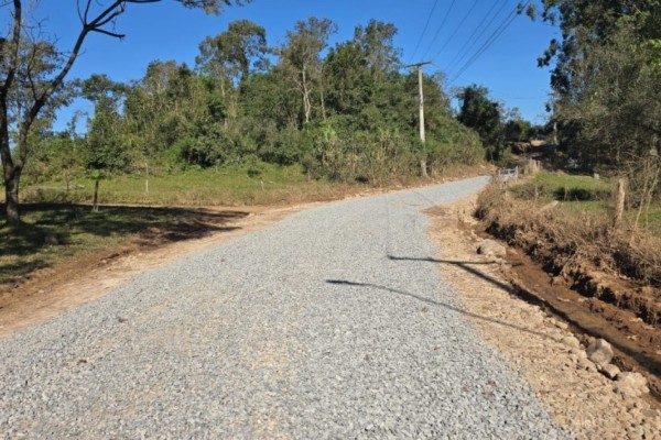 EGR vem executando a manutenção no desvio pela estrada de Linha São Luis