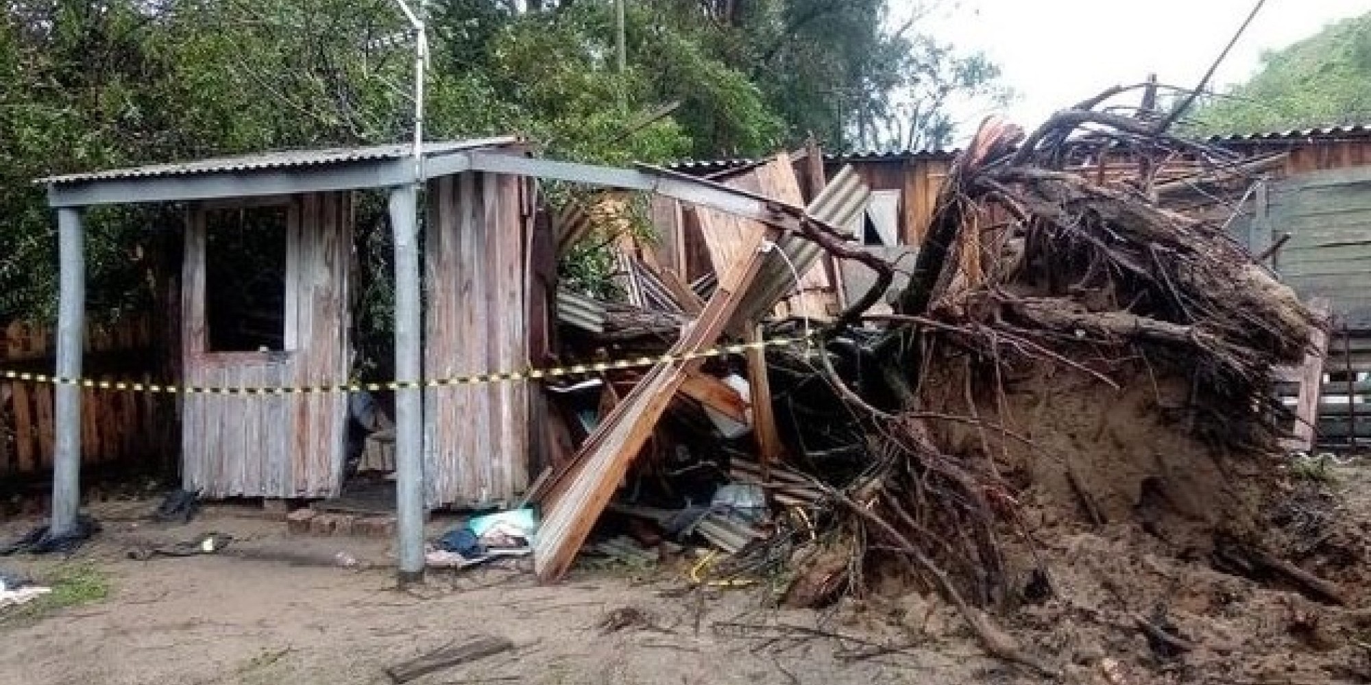Passagem do ciclone causou a morte de um idoso e quase 600 pessoas tiveram que deixar suas casas