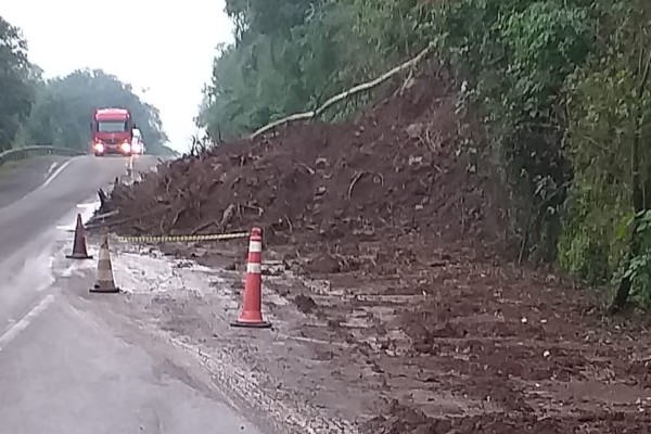 EGR e Exército retiram barreira de entulhos próximo a “Santinha do Perau” na ERS-130
