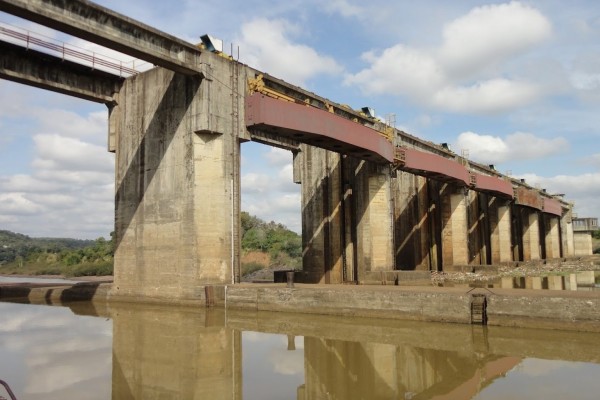 Comportas de barragem são abertas para avaliação do Rio Taquari