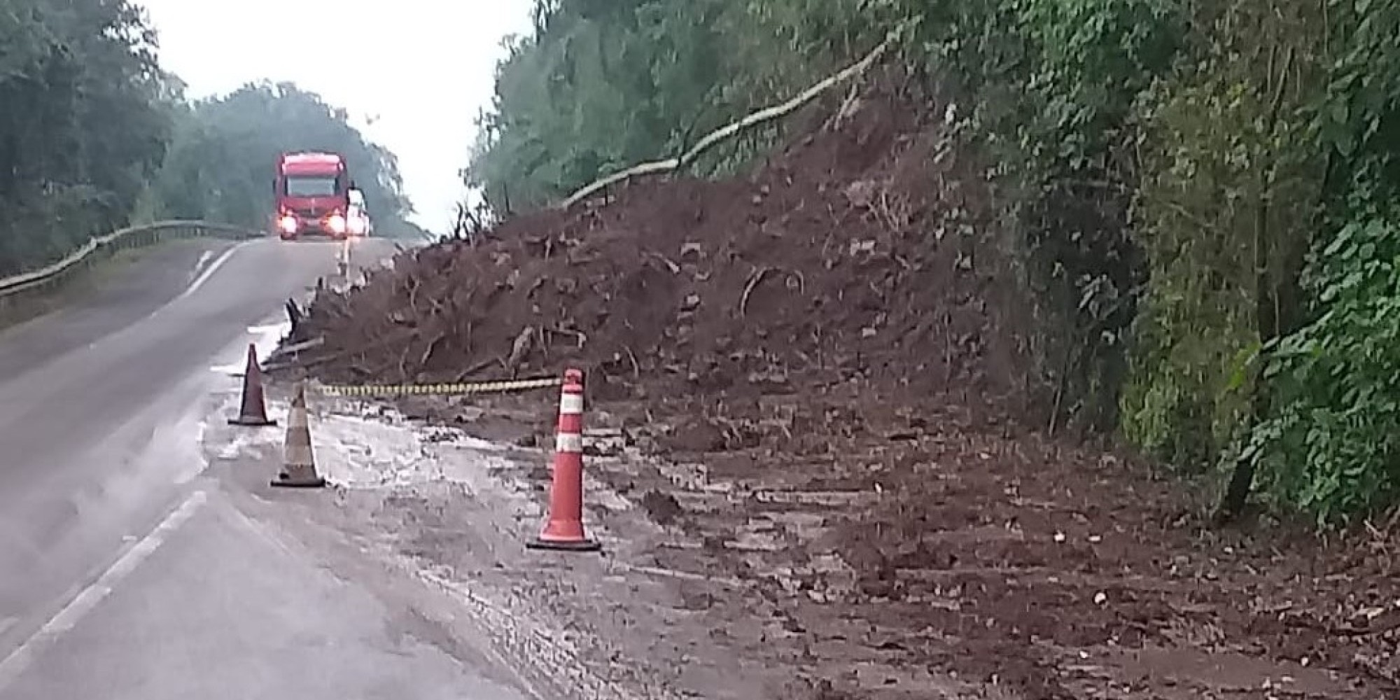 EGR e Exército retiram barreira de entulhos próximo a “Santinha do Perau” na ERS-130