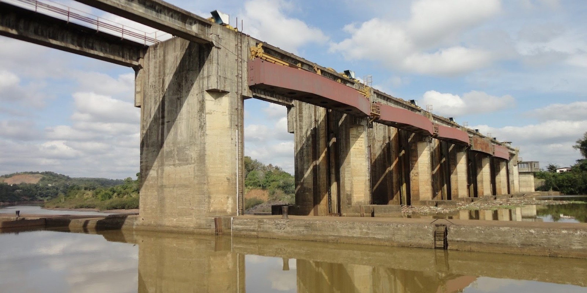 Comportas de barragem são abertas para avaliação do Rio Taquari