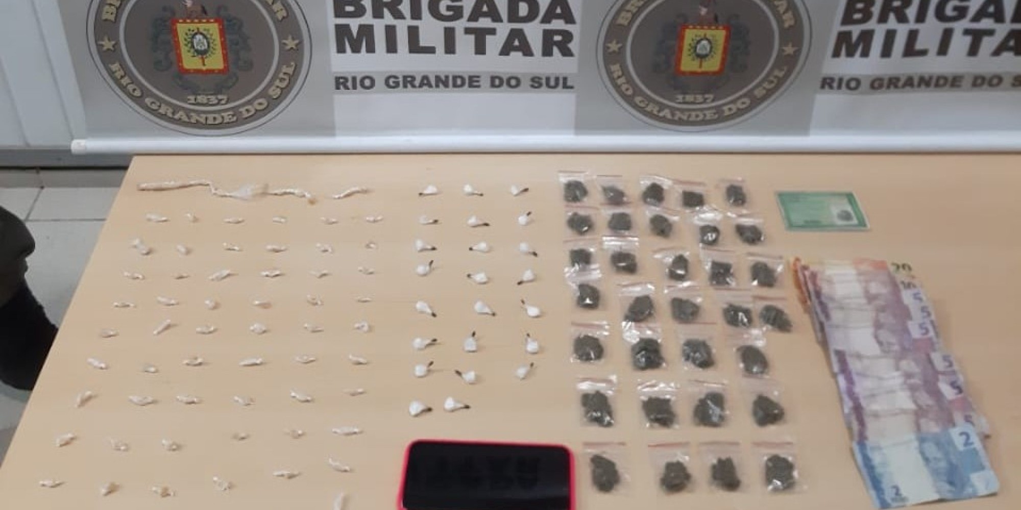 BM prende mulher em Encantado com mais de 100 porções de drogas diversas