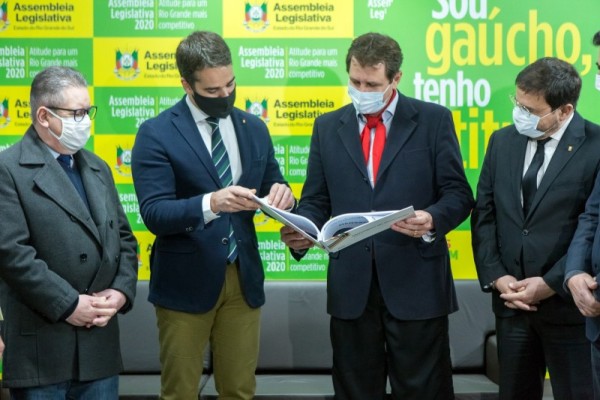 Governador Leite, acompanhado do vice Ranolfo e de secretários, entregou LOA ao presidente da Assembleia, deputado Ernani Polo