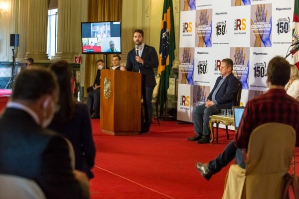 "Os resultados demonstram que as medidas de isolamento social estão sendo fundamentais em conter o ritmo do avanço", disse Leite 