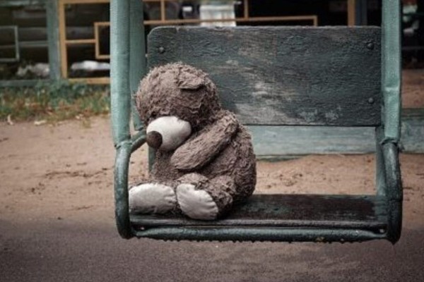 Criança de 4 anos é encontrada perambulando sozinha pela rua