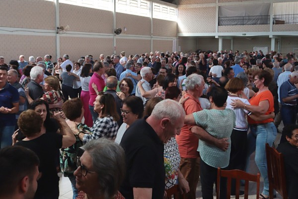 Baile regional da terceira idade de Muçum promoveu a alegria através da dança