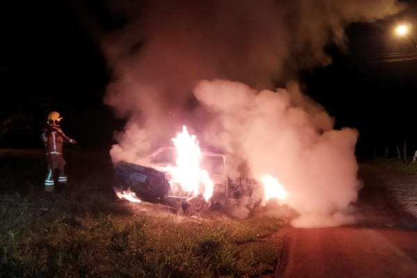 Incêndio destrói totalmente VW Voyage em Arroio do Meio