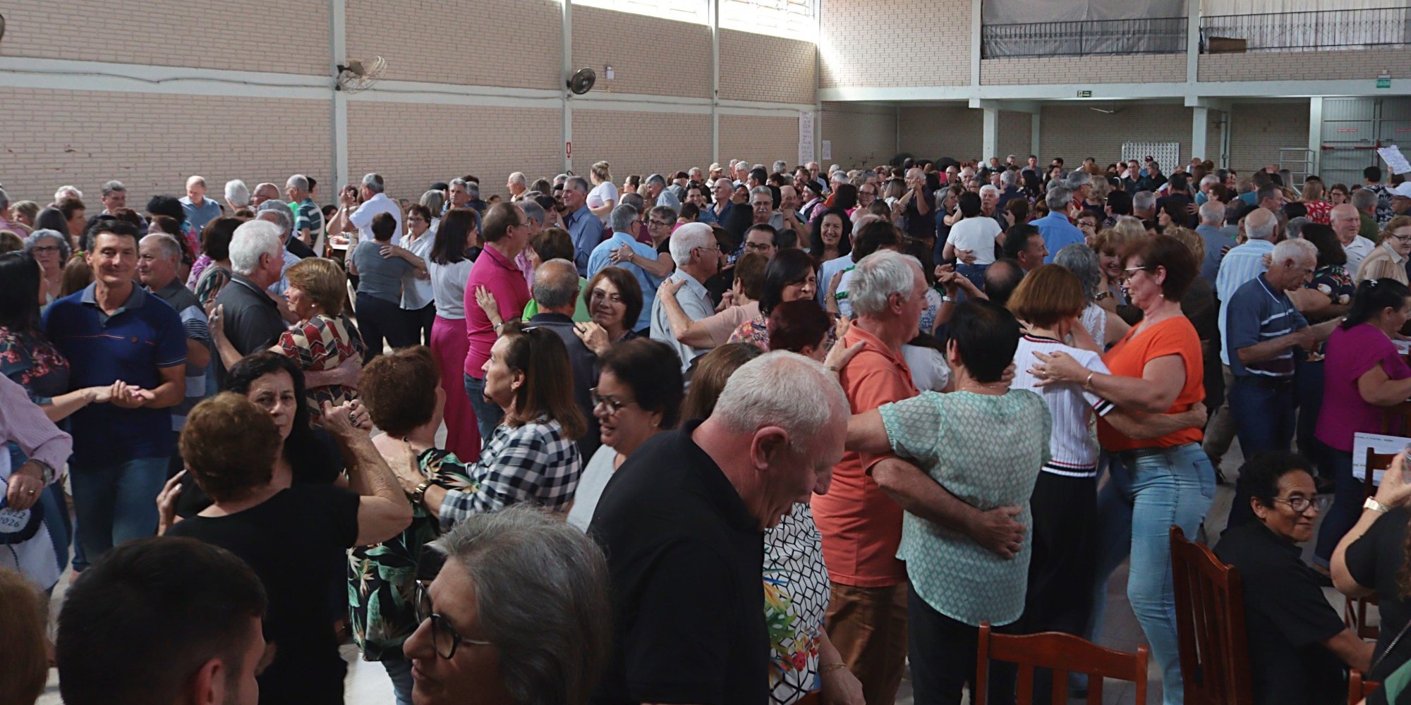 Baile regional da terceira idade de Muçum promoveu a alegria através da dança