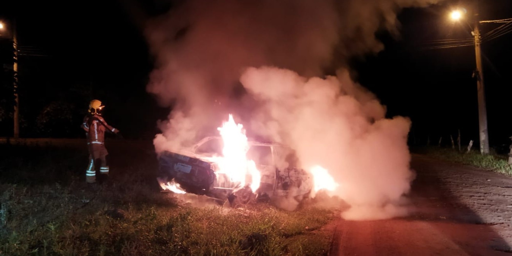 Incêndio destrói totalmente VW Voyage em Arroio do Meio