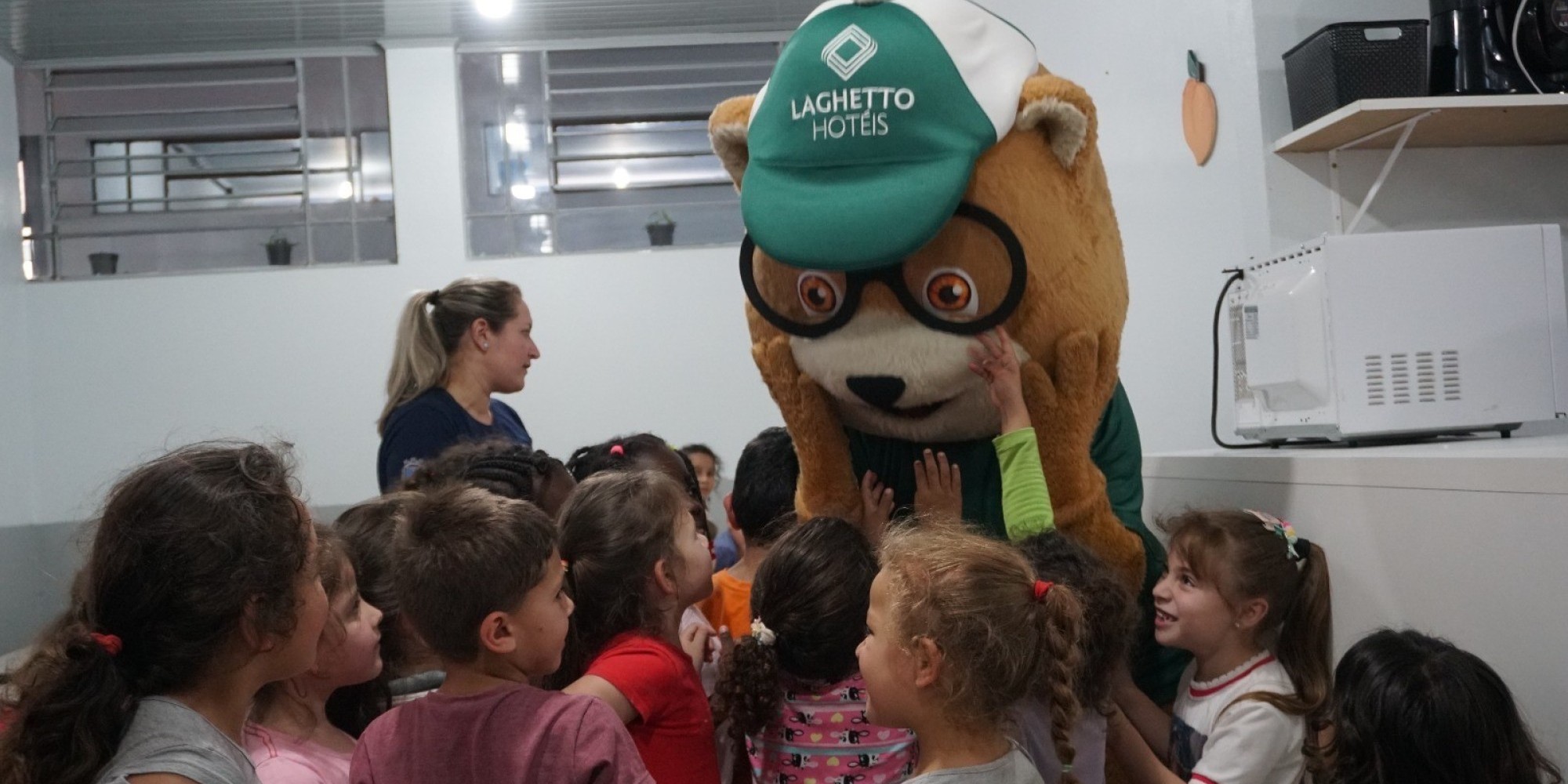 Laghetto doa brinquedos e materiais escolares para Encantado