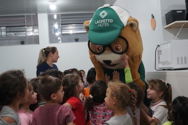 Laghetto doa brinquedos e materiais escolares para Encantado