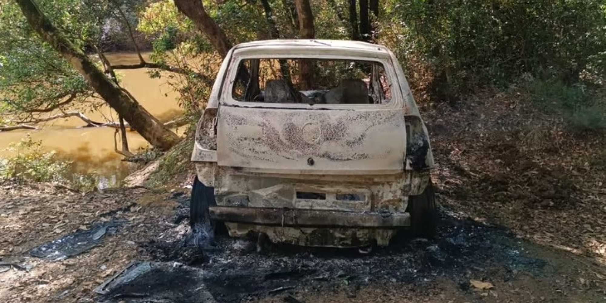 Veículo furtado é encontrado no sábado totalmente queimado