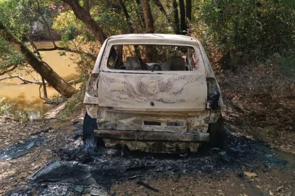 Veículo furtado é encontrado no sábado totalmente queimado