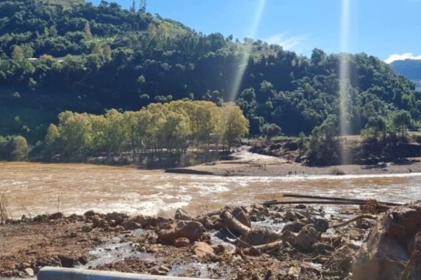Ponte entre Cotiporã e Bento Gonçalves é levada pelas águas do Rio das Antas