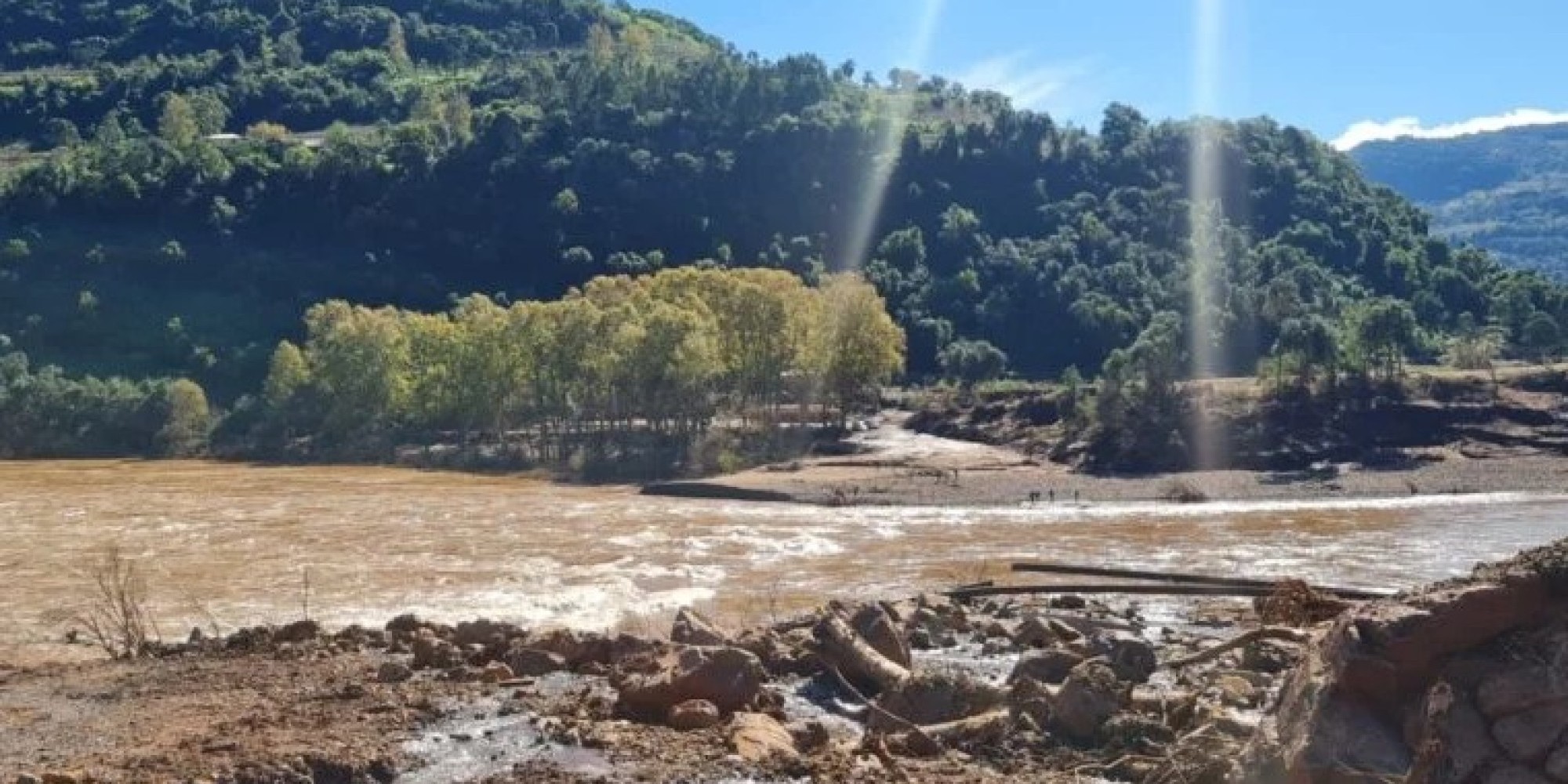 Ponte entre Cotiporã e Bento Gonçalves é levada pelas águas do Rio das Antas