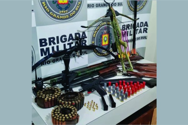 Homem é preso pela BM com grande arsenal