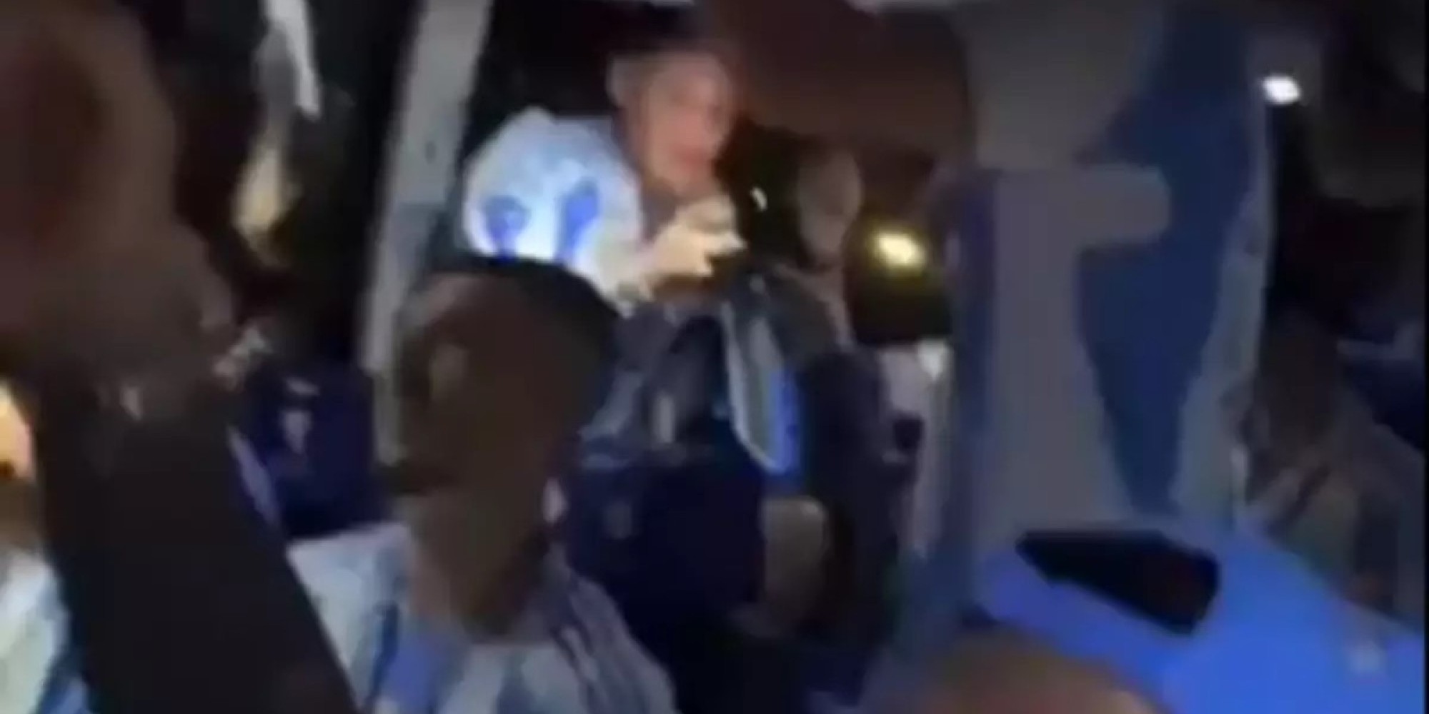 Jogadores argentinos entoam música racista durante comemoração de título