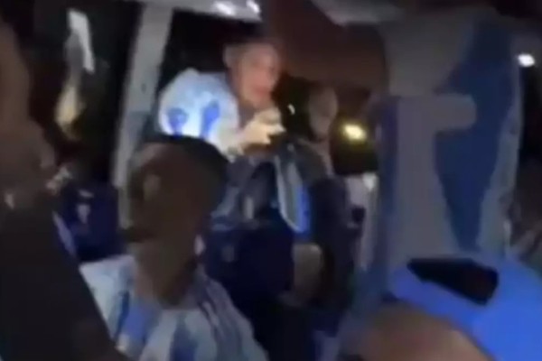 Jogadores argentinos entoam música racista durante comemoração de título