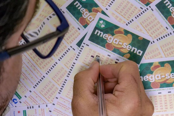 Acumulada, Mega-Sena pode pagar R$ 21 milhões nesta terça-feira