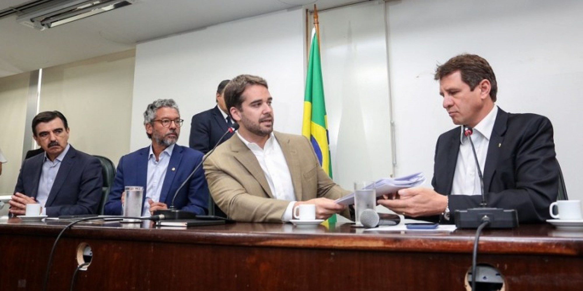 Uma das propostas encaminhadas por Leite prevê a contratação, em caráter emergencial, de 17 especialistas em saúde Uma das propostas encaminhadas por Leite prevê a contratação, em caráter emergencial, de 17 especialistas em saúde