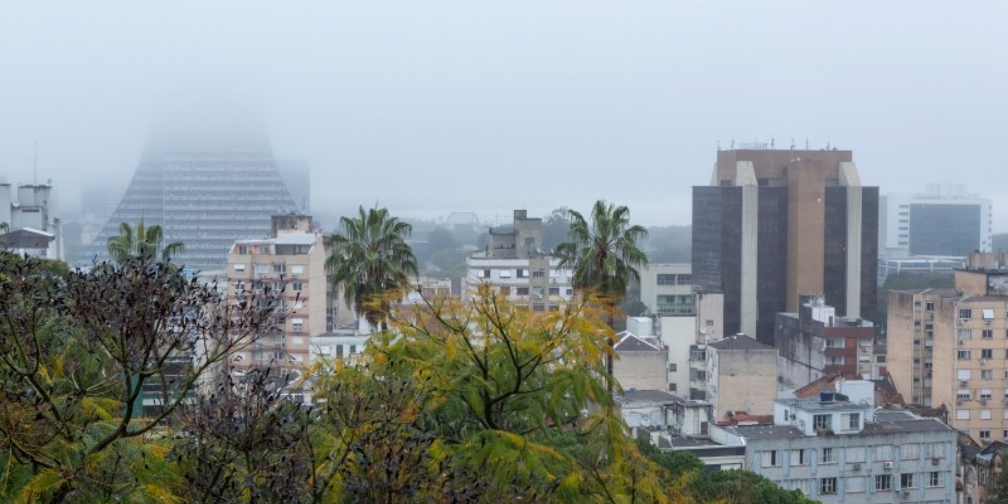 Tempo nublado, com possibilidade de chuva, faz com que pessoas deixem de sair de casa