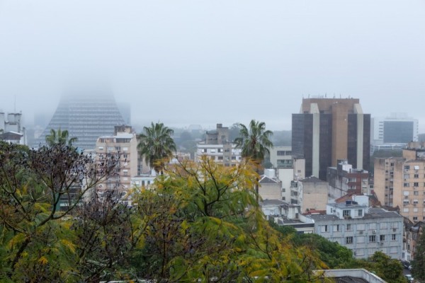 Tempo nublado, com possibilidade de chuva, faz com que pessoas deixem de sair de casa