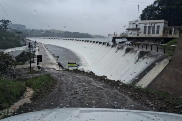Risco de deslizamento em barragem no RS coloca seis cidades em alerta