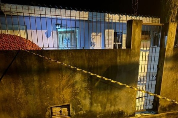 Casal é executado a tiros em frente aos quatro filhos