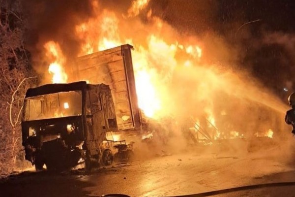 Fogo destrói totalmente carreta na BR-386