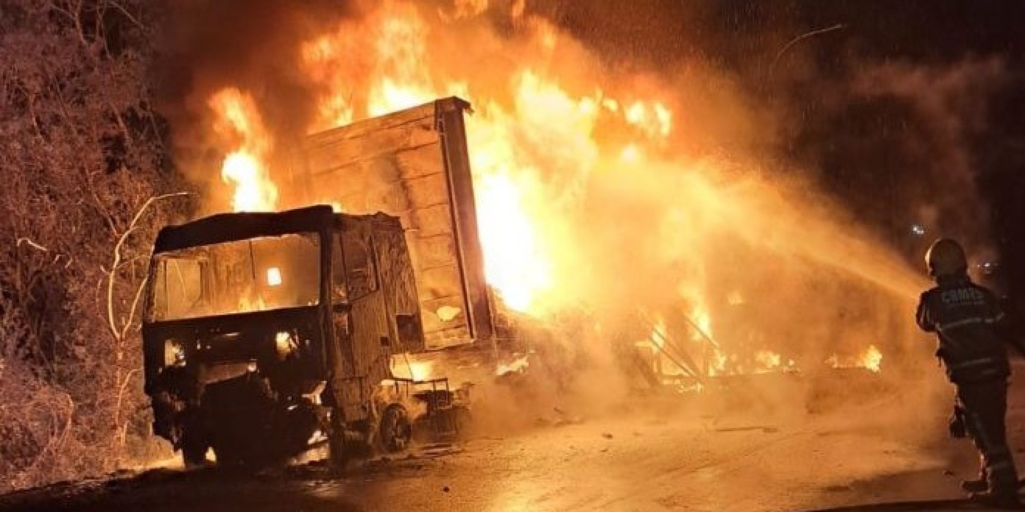 Fogo destrói totalmente carreta na BR-386