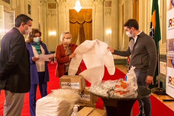 André Wajner, secretária adjunta Aglaé, secretária Arita e o governador Leite com as doações do Todos pela Saúde