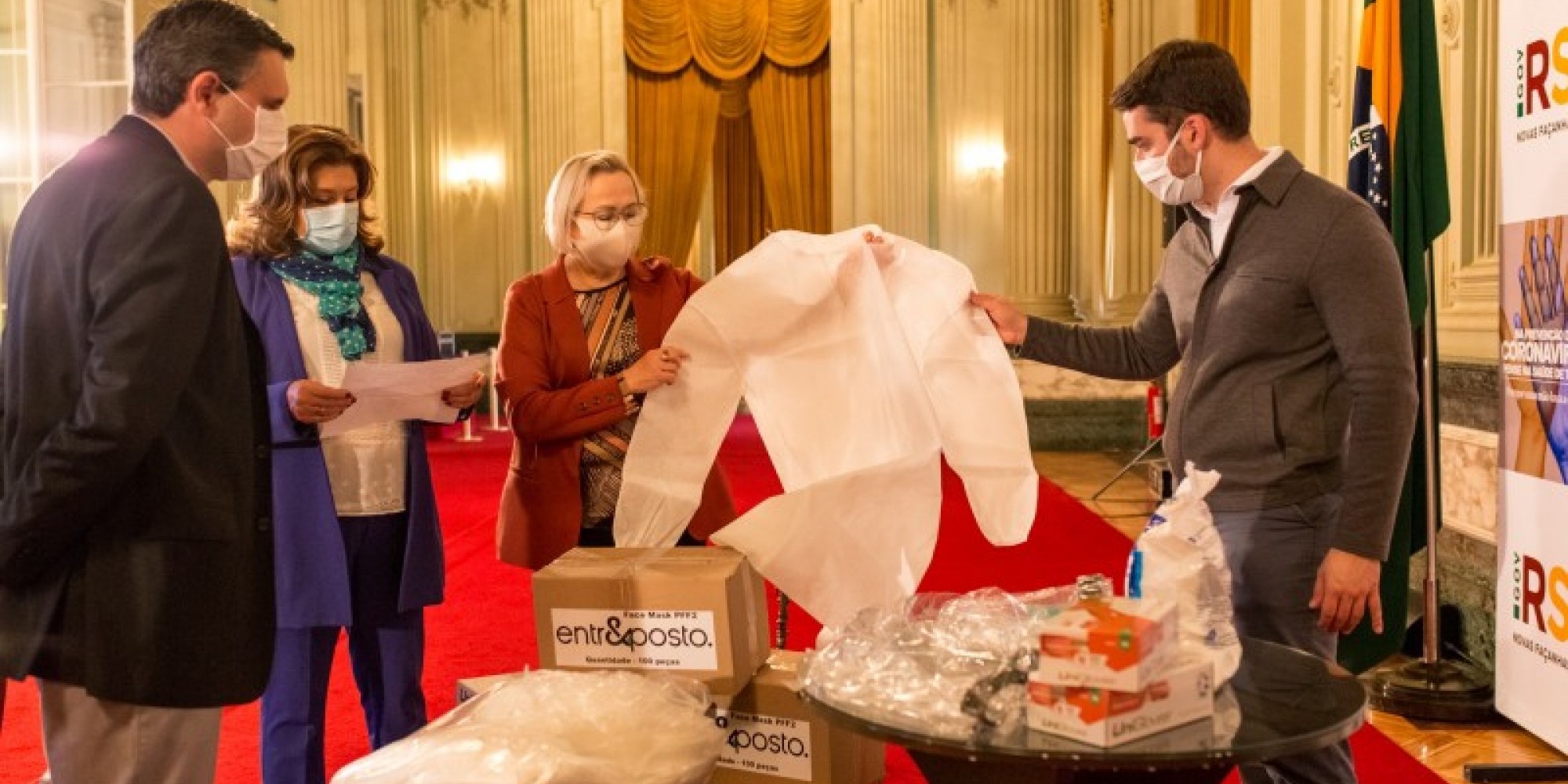 André Wajner, secretária adjunta Aglaé, secretária Arita e o governador Leite com as doações do Todos pela Saúde