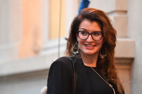 Playboy estrelada por ministra francesa esgota em três horas