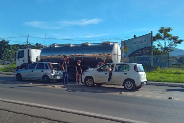 Acidente, tipo engavetamento, envolve três automóveis em Encantado