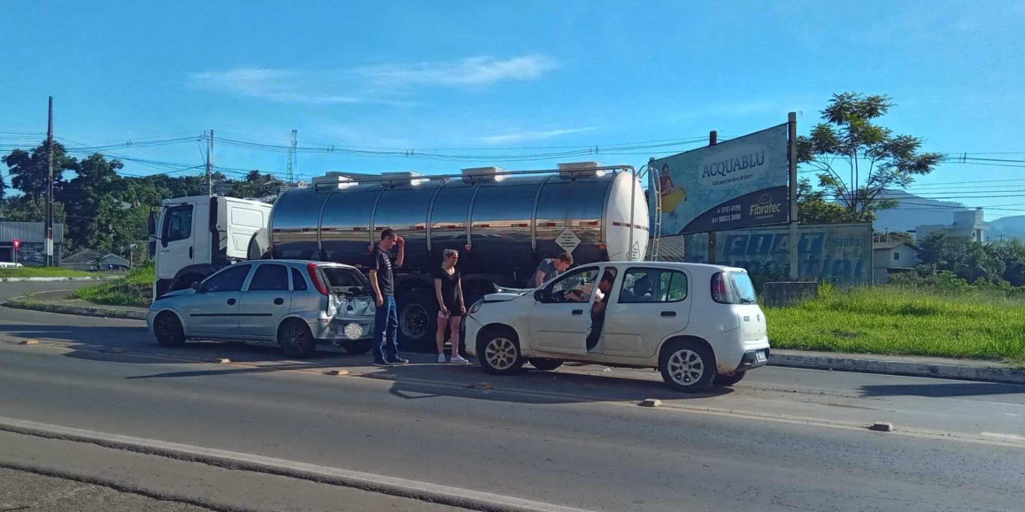 Acidente, tipo engavetamento, envolve três automóveis em Encantado