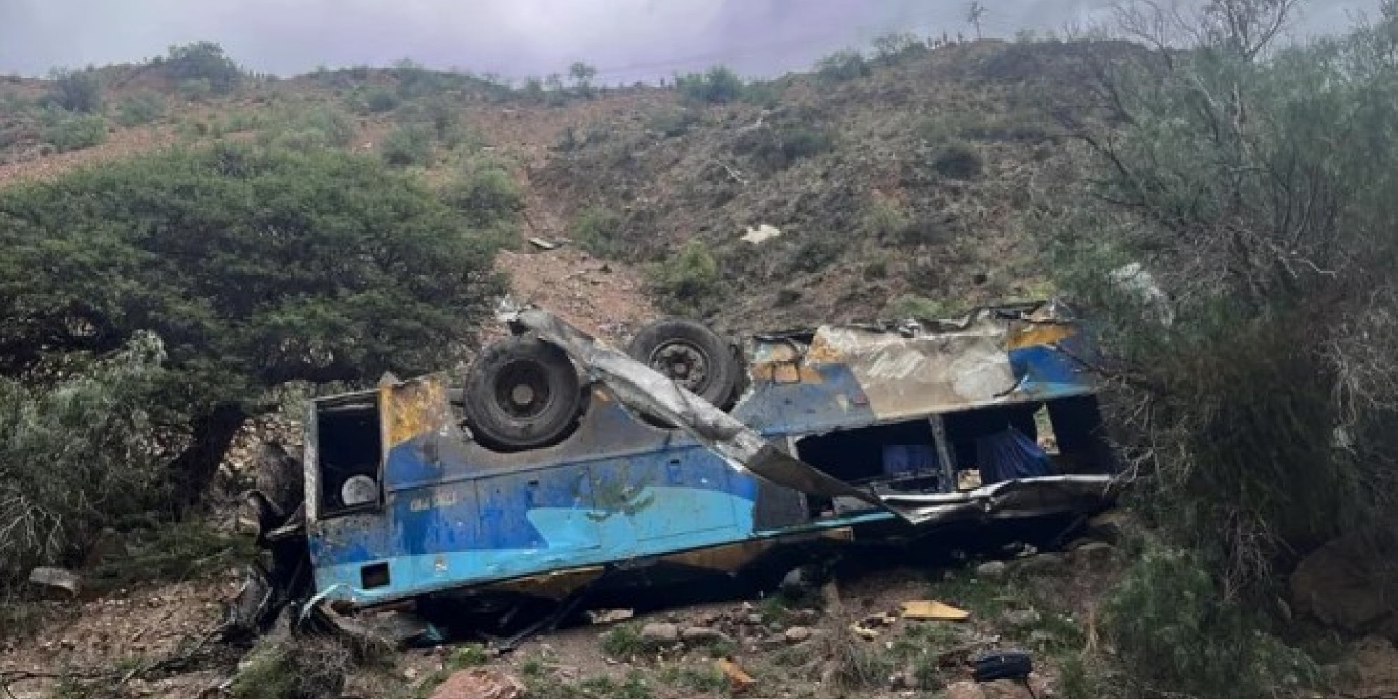 Ônibus cai de ribanceira e deixa ao menos 31 mortos na Bolívia