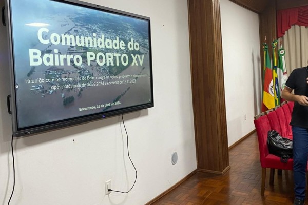 Prefeitura apresenta aos moradores projetos de reconstrução no Bairro Porto XV