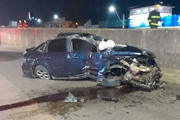 Jovem morre ao capotar e cair com automóvel em trevo da BR 116