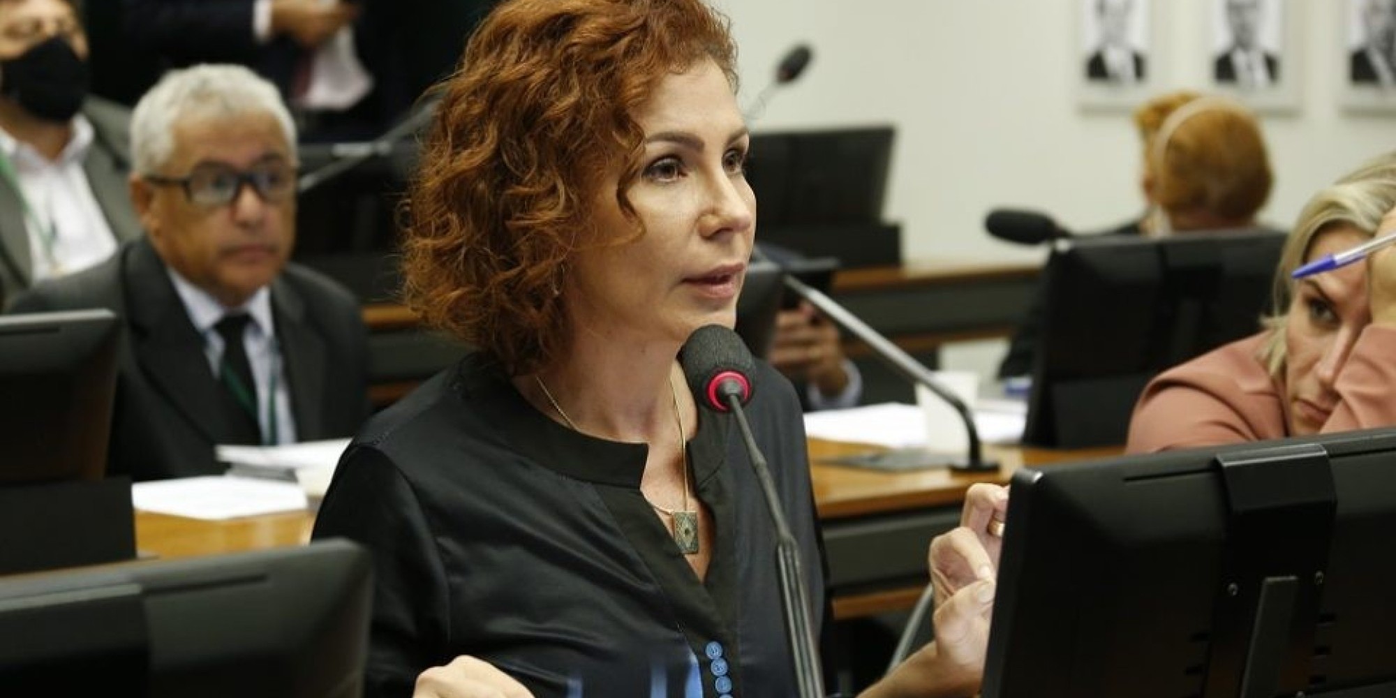 Deputada federal Carla Zambelli está hospitalizada em Brasília