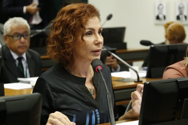 Deputada federal Carla Zambelli está hospitalizada em Brasília