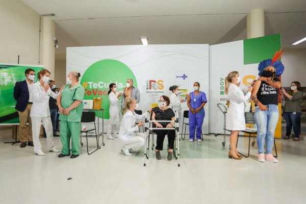 Às 23h45 da segunda (18), foram aplicadas as primeiras cinco doses da vacina contra a Covid-19 no RS 