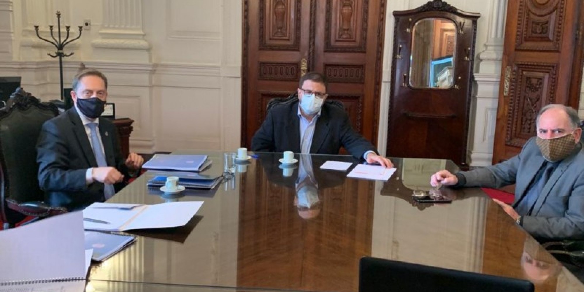 Presidente da FGF, Luciano Hocsman, secretário Gastal (SGGE) e secretário Vargas (Sel) em reunião para estudar volta do futebol Presidente da FGF, Luciano Hocsman, secretário Gastal (SGGE) e secretário Vargas (Sel) em reunião para estudar volta do futebol