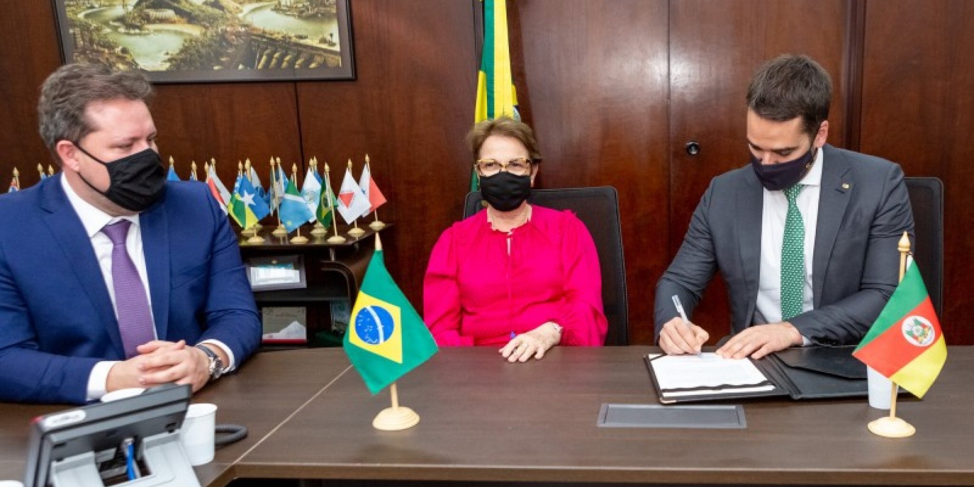  Governador Leite assina termo, já assinado pela ministra Tereza Cristina, acompanhado do secretário Covatti Filho, em Brasília