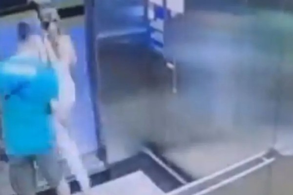Homem flagrado assediando mulher em elevador é demitido