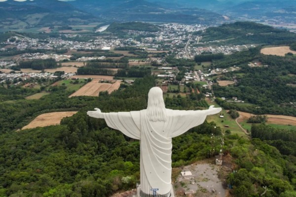 Celebre São Pedro no Cristo Protetor