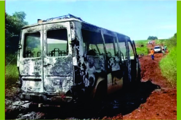 Van pega fogo durante transporte de alunos em Jóia RS