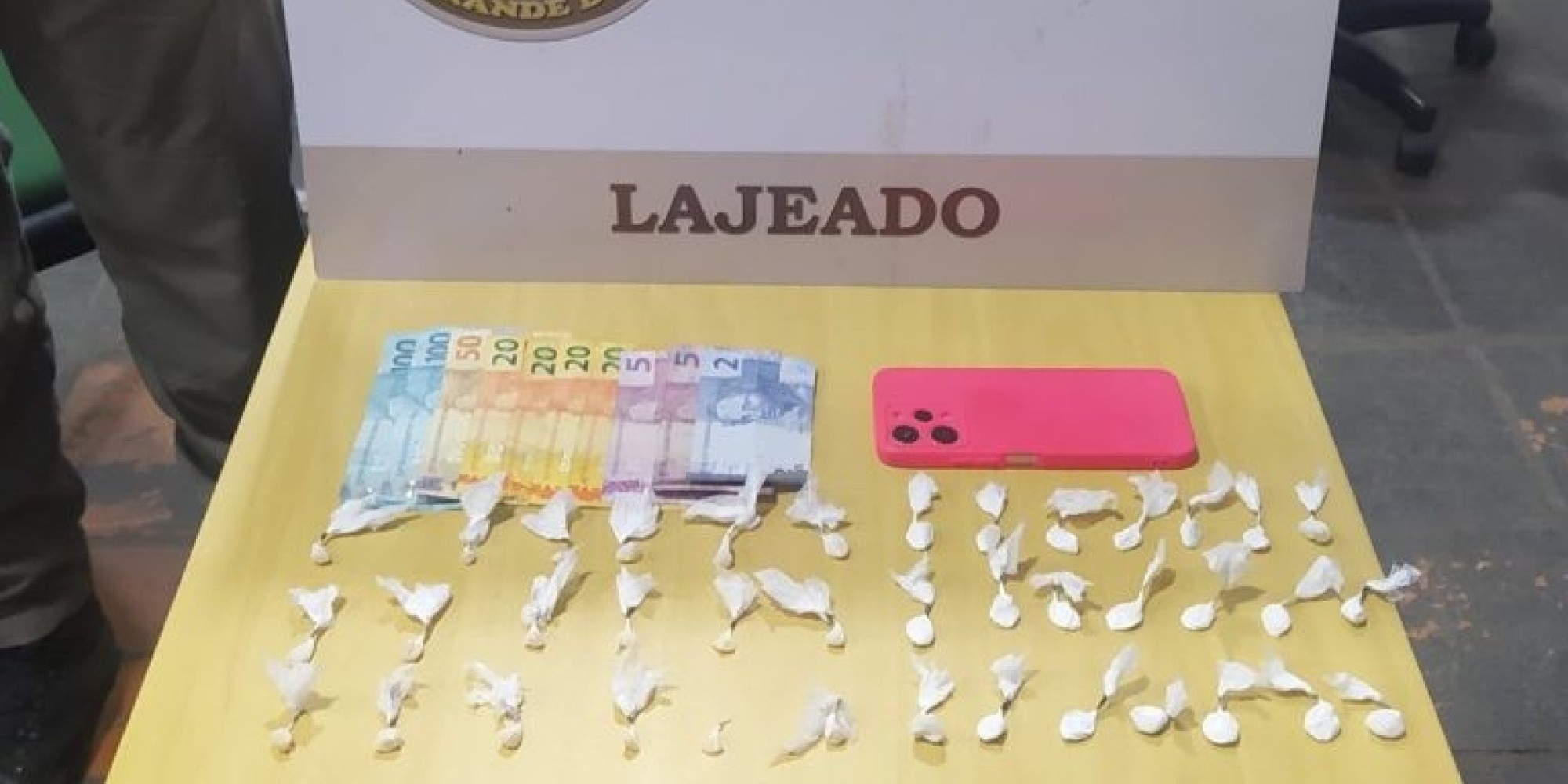 Mulher é presa por tráfico de drogas, com cocaína e crack, dentro de um bar
